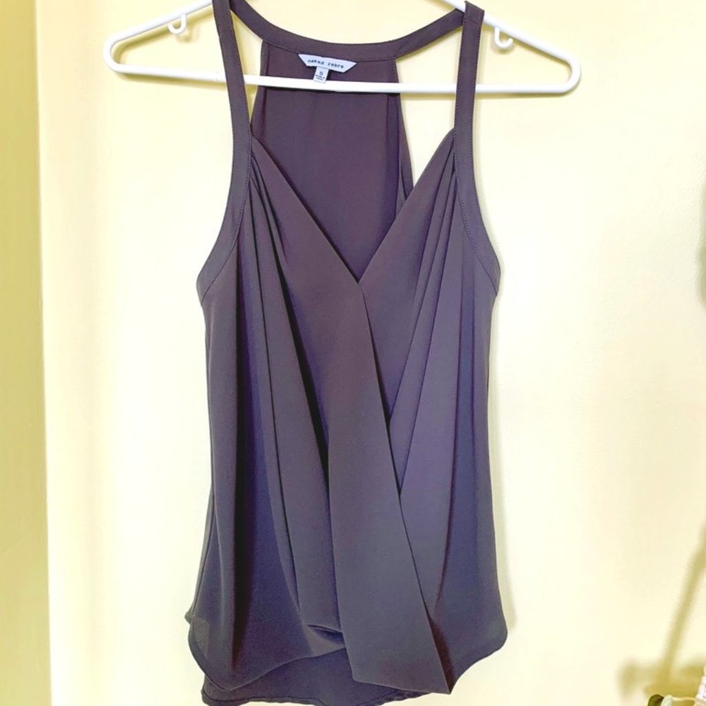 sleeveless v-neck  top